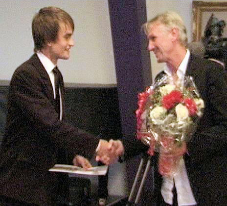 kenn-hansen-giver-modersmaal-prisen-2003-til-steffen-brandt Kenn Hansen giver Modersmål-Prisen 2003 til Steffen Brandt