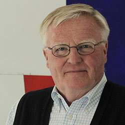 Billede af Per Arnoldi med en baggrund bestående af typiske Per Arnoldi-farver
