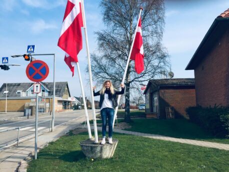 Rikke Mølbæk Thomsen, modtager af Modersmål-Prisen 2019, fotograferet på flagalléen i Blans i forbindelse med releasekoncerten for Omve'n hjemve